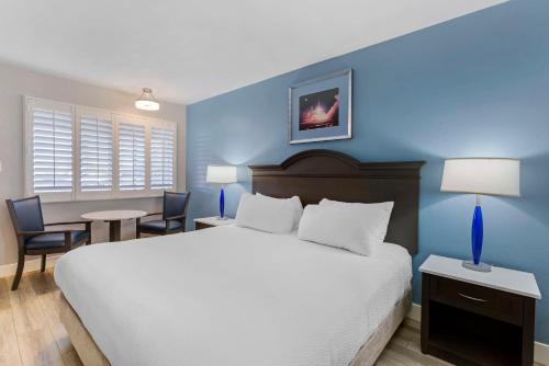 Ένα ή περισσότερα κρεβάτια σε δωμάτιο στο Best Western Space Age Lodge
