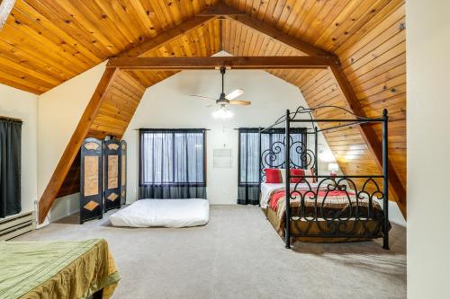 um quarto com 2 camas num quarto com tectos em madeira em Mountain-View Home in Sonora with Multi-Level Deck em Sonora