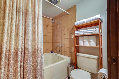 uma casa de banho com uma banheira, um WC e uma cortina de chuveiro. em Mountain-View Home in Sonora with Multi-Level Deck em Sonora