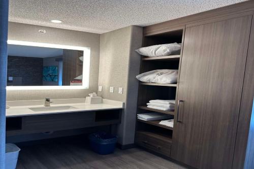 Postel nebo postele na pokoji v ubytování Best Western Plus West Edmonton