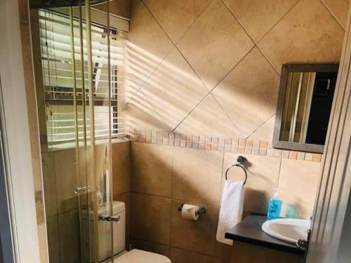 Ένα μπάνιο στο Corner House Accommodation