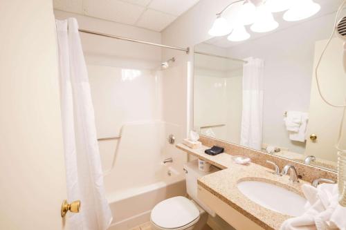y baño con lavabo, aseo y bañera. en Boothbay Harbor Inn, en Boothbay Harbor