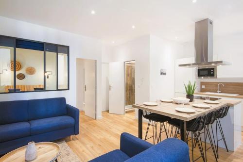 un salon avec un canapé bleu et une table dans l'établissement Spacious T2 Near the Halles and the Harbour, à Toulon