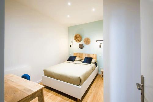 une chambre avec un lit et une table en bois dans l'établissement Spacious T2 Near the Halles and the Harbour, à Toulon