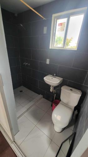 uma casa de banho com um WC e um lavatório em AJ Guesthouse em Folaha