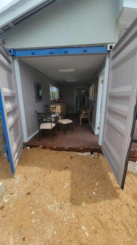 un garage avec une porte ouverte et une table. dans l'établissement AJ Guesthouse, à Folaha