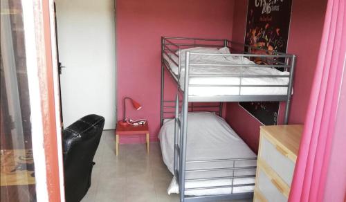 Etagenbett in einem Zimmer mit rosa Wänden in der Unterkunft Chambre & table d'hôte à 5 min de la gare Matabiau in Toulouse