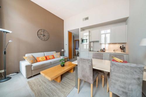un salon avec un canapé blanc et une table dans l'établissement Beautiful 2 bedroom in the heart of Cannes, à Cannes
