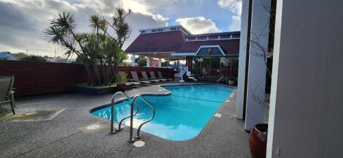 een zwembad aan de zijkant van een gebouw bij Red Lion Hotel Eureka in Eureka