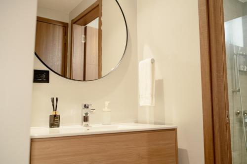 W łazience znajduje się umywalka i lustro. w obiekcie Downtown Punta Cana, Republica Dominicana. w Punta Cana