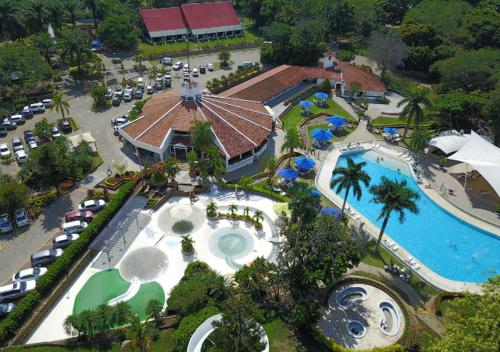 una vista aérea de un complejo con piscina en Casa con Lago y Campo de Golf, en Santander de Quilichao