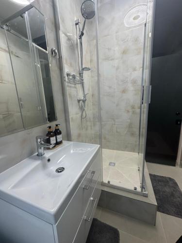 biała łazienka z prysznicem i umywalką w obiekcie DATRI Petite Suite 1 - 3 w Wiedniu