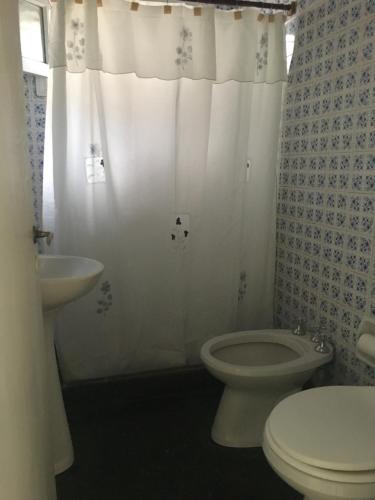 ein weißes Bad mit einem WC und einem Waschbecken in der Unterkunft Silvestre in Mar del Plata