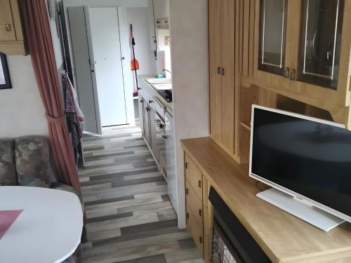 Una cocina o zona de cocina en Lakeside Living with Garden
