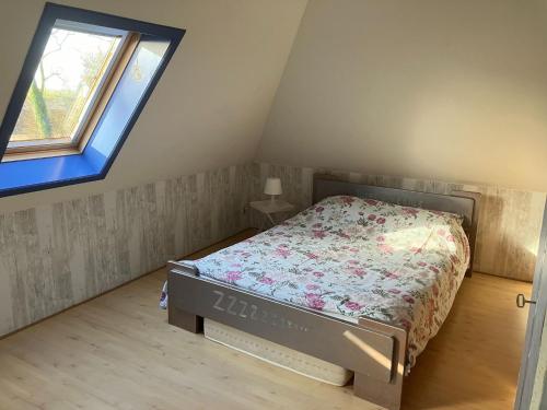 1 dormitorio con cama y ventana en Spacious holiday home close to the sea, en Burgerbrug