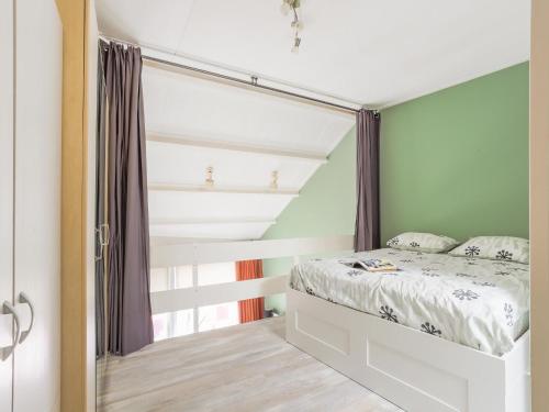 um quarto com uma cama num quarto em Vacation home 450 m from the beach em Katwijk aan Zee