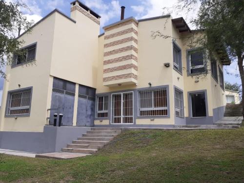 una casa blanca con escaleras delante en Departamento Relax La Tuquita in 