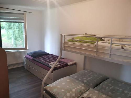 Katil dua tingkat atau katil-katil dua tingkat dalam bilik di Holiday apartment on Lake Goldberg