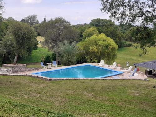 una piscina en medio de un patio en Departamento Relax La Tuquita in 