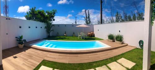 a swimming pool in the backyard of a house at Casa com piscina exclusiva in Cabo Frio