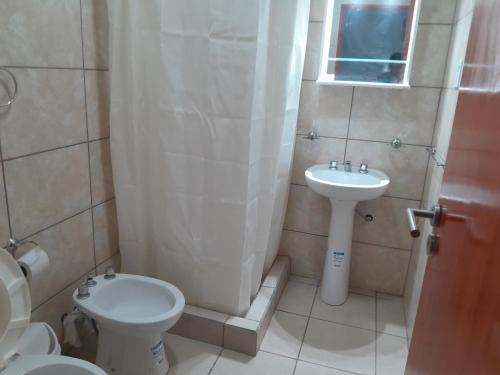 een badkamer met een toilet en een wastafel bij Bragado Apart in Bragado