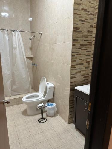 uma casa de banho com um WC e um chuveiro em Habitaciones ENMA em Ciudad Juárez