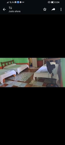 una imagen de una habitación con 2 camas en Esmeralda en Puerto Jiménez