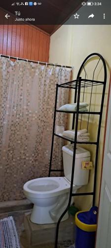 uma casa de banho com um WC e um chuveiro em Esmeralda em Puerto Jiménez