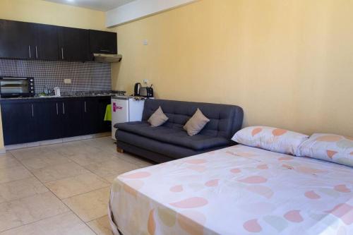 uma sala de estar com uma cama e um sofá em Bello departamento en San Miguel em General Sarmiento