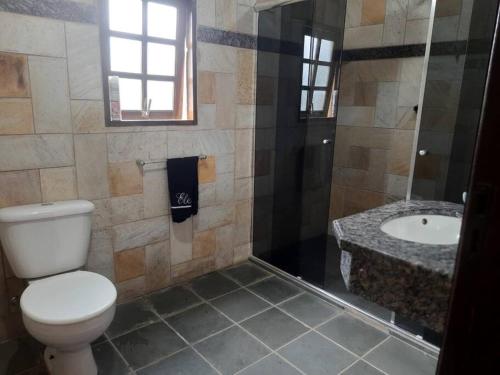 een badkamer met een toilet en een wastafel bij Casa de campo aconchegante in Córrego do Bom Jesus