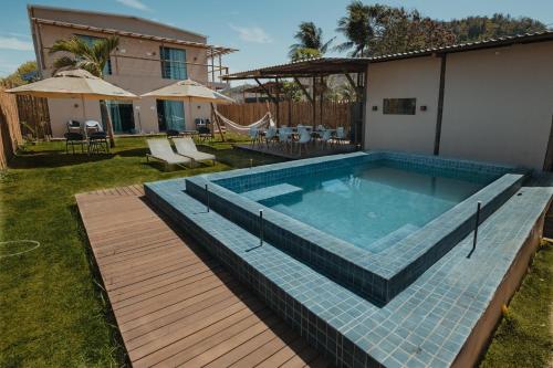 una piscina en el patio trasero de una casa en POUSADA AMAR NORONHA, en Fernando de Noronha