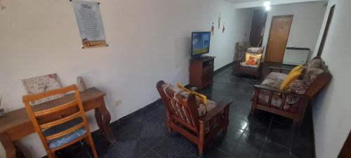sala de estar con sillas, mesa y TV en Alquiler Neuquén 1-5 pax en Neuquén