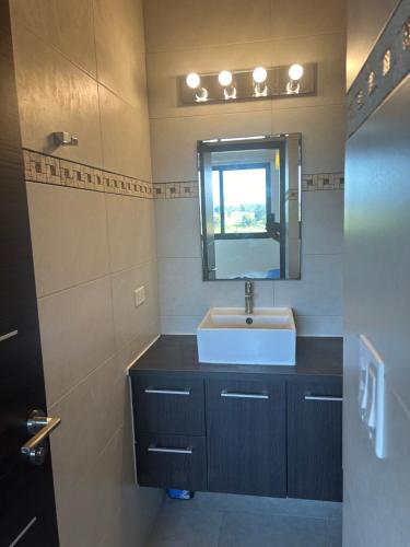 La salle de bains est pourvue d'un lavabo et d'un miroir. dans l'établissement Vista Mar, à San Carlos
