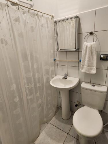 uma casa de banho com um WC e um lavatório em Pousada Bartrô em Rio das Ostras