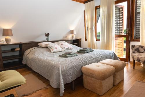 um quarto com uma cama, uma cadeira e uma janela em Holiday house with a parking space Priselci, Karlovac - 21949 em Karlovac