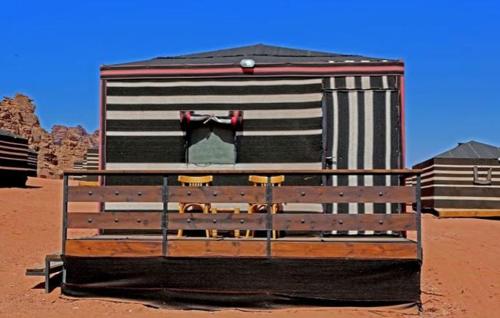 um banco em frente a um edifício no deserto em takhyeem al nam em Amã