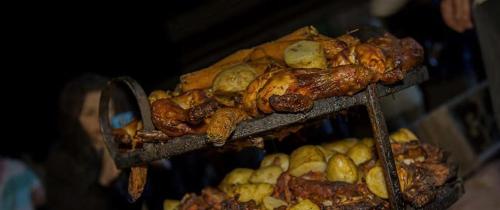 Un mucchio di cibo su uno scaffale di takhyeem al nam ad Amman