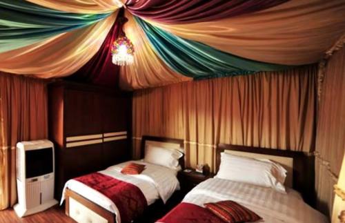 um quarto com 2 camas e um dossel em takhyeem al nam em Amã