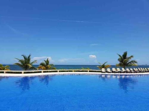 Πισίνα στο ή κοντά στο LUXURY CONDO BEACHFRONT AMARA