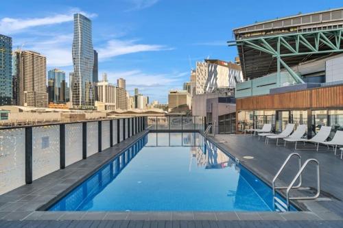 - une piscine sur le toit d'un immeuble avec vue sur la ville dans l'établissement Cityscape Trendsetter - Contemporary Chic with Pool, à Melbourne