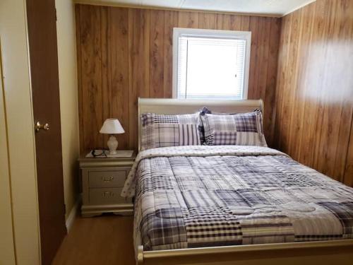 帕朗的住宿－Sun Angel House #3 Pahrump，一间卧室设有床、窗户和床头柜。