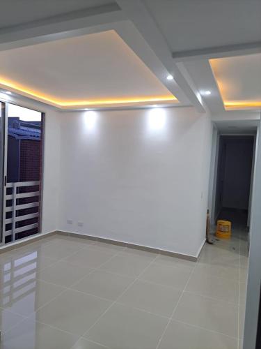 een lege kamer met een witte muur en een raam bij Apartamento cómodo y económico in Barranquilla