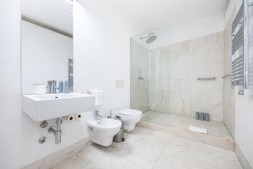 een badkamer met een toilet, een wastafel en een douche bij Boutique Apartment in the Heart of Lisbon ! Lemonn B in Lissabon