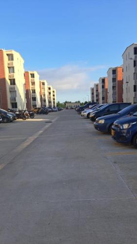 una fila de autos estacionados en un estacionamiento en Apartamento cómodo y económico en Barranquilla