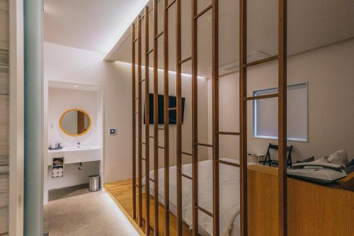 een kamer met een stapelbed en een spiegel bij Gwangju Hotel the spot in Gwangju