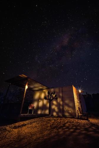 Fotografie z fotogalerie ubytování Luxury Joshua Tree Retreat w/ Hot Tub, BBQ & Games v destinaci Joshua Tree