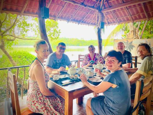 タンガラにあるEagles Nest Cabanasの食卓に座る人々