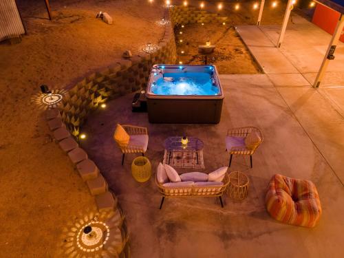 Bazén v ubytování Luxury Joshua Tree Retreat w/ Hot Tub, BBQ & Games nebo v jeho okolí