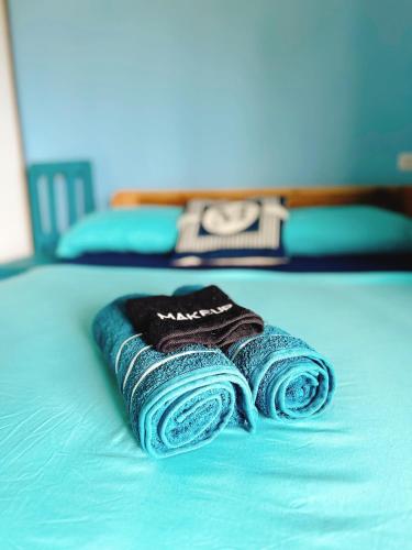 a pile of towels sitting on top of a bed at Casa Pelicano in Bocas del Toro