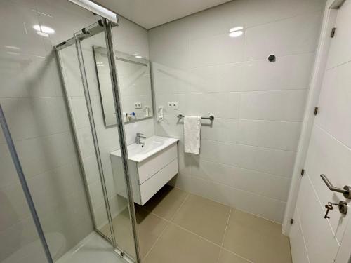 y baño con lavabo y ducha. en House Real Companhia 55/53, en Vila Nova de Gaia